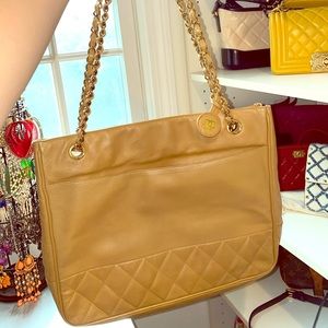 Chanel CC Vintage tote with gold tone chain-link